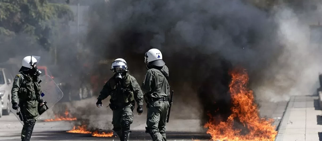 Θεσσαλονίκη: Η σοκαριστική στιγμή όπου διαδηλωτής τυλίγεται στις φλόγες από μολότοφ (φώτο-βίντεο)